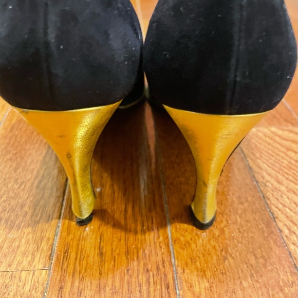 👠 Anne Klein Black Suede 3 inch pumps, Size 7M - Picture 2 of 4